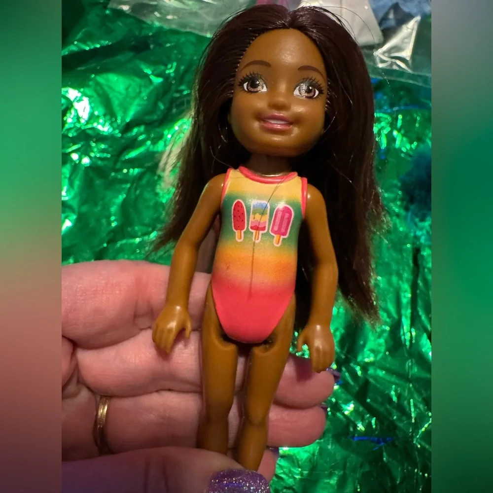 Barbie Chelsea club & friends 2 dolls like new beach club